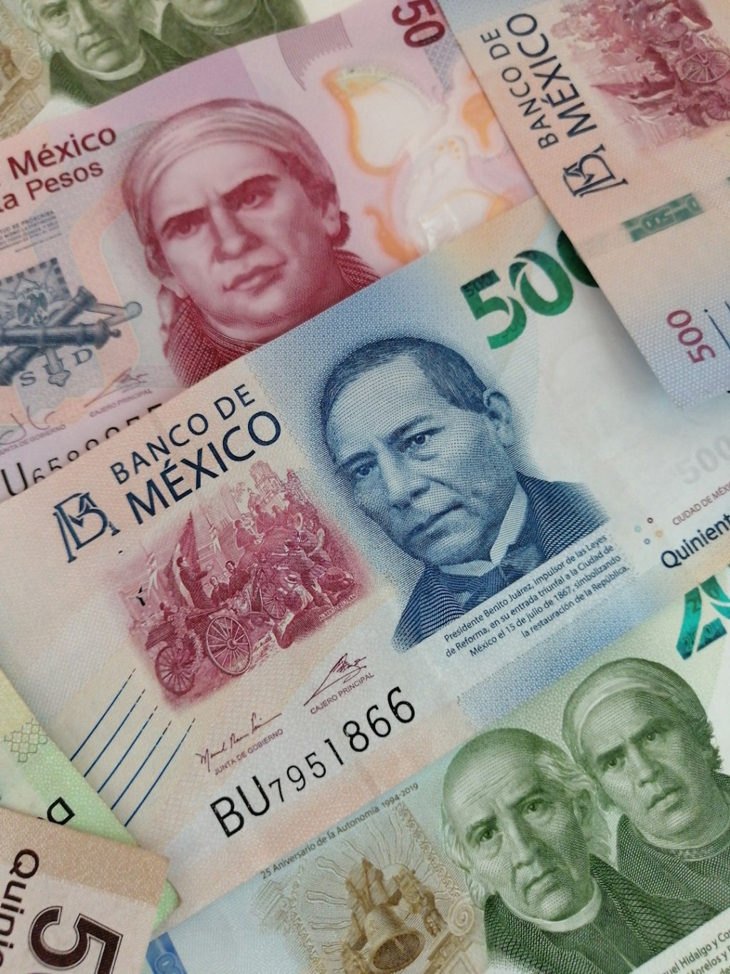 Bonos soberanos avanzan mientras riesgo país toca mínimo de ocho&nbsp;años
