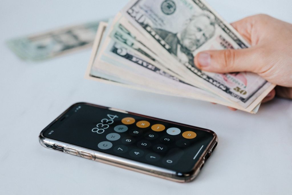 El dólar oficial acumula tres semanas de suba, pero octubre cierra con avance menor a la&nbsp;inflación